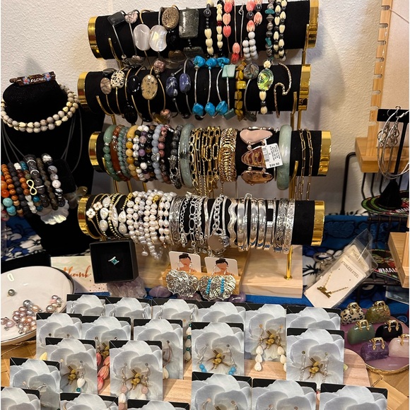 808. MYSTERY BOX HAWAIIAN STYLE Hawaii made Hawaii designed.  From the islands - Picture 5 of 14